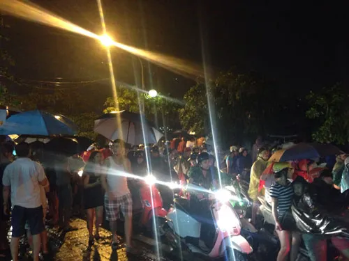 Hà Nội: Người dân đội mưa đi xem pháo hoa ảnh 3