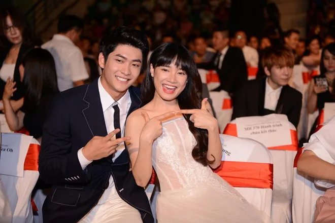 Nhã Phương thân mật bên Kang Tae Oh, bỏ rơi Trường Giang