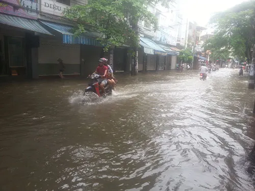 Lần đầu tiên trung tâm TP. Hải Phòng ngập lụt do mưa kéo dài ảnh 6 Lần đầu tiên trung tâm TP. Hải Phòng ngập lụt do mưa kéo dài ảnh 6
