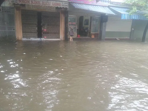 Lần đầu tiên trung tâm TP. Hải Phòng ngập lụt do mưa kéo dài ảnh 7 Lần đầu tiên trung tâm TP. Hải Phòng ngập lụt do mưa kéo dài ảnh 7