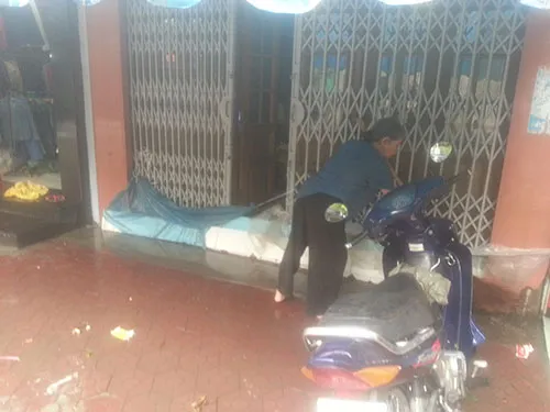 Lần đầu tiên trung tâm TP. Hải Phòng ngập lụt do mưa kéo dài ảnh 8 Lần đầu tiên trung tâm TP. Hải Phòng ngập lụt do mưa kéo dài ảnh 8