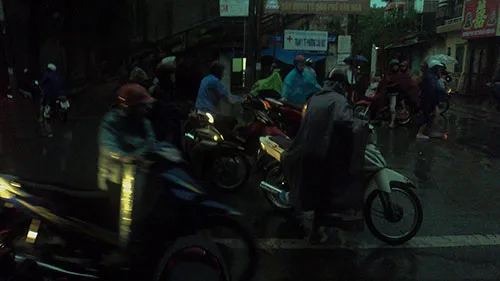 Lần đầu tiên trung tâm TP. Hải Phòng ngập lụt do mưa kéo dài ảnh 3 Lần đầu tiên trung tâm TP. Hải Phòng ngập lụt do mưa kéo dài ảnh 3