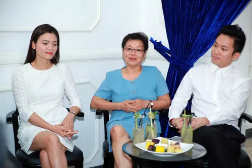 'Tan vào Hà Nội'- đêm nhạc tưởng nhớ nhạc sĩ An Thuyên ảnh 1 Ca sĩ Phương Thảo, ca sĩ Tùng Dương và bà Huyền Lâm (giữa) - vợ nhạc sĩ An Thuyên - tại buổi gặp gỡ báo chí giới thiệu đêm nhạc