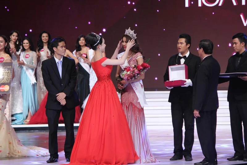 Phạm Thị Hương lên ngôi Hoa hậu Hoàn vũ 2015 ảnh 2