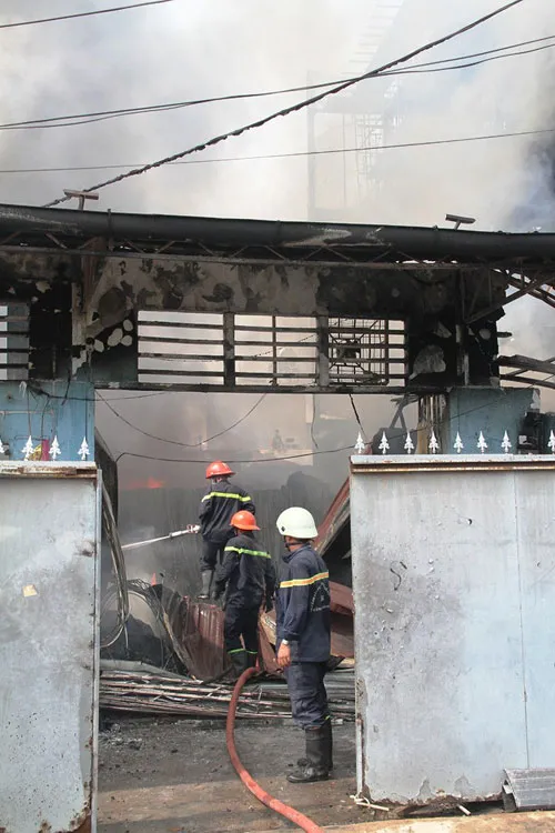 Lửa lớn thiêu rụi xưởng may, hàng trăm người dân hoảng hốt ảnh 4