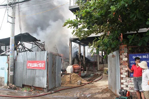 Lửa lớn thiêu rụi xưởng may, hàng trăm người dân hoảng hốt ảnh 7