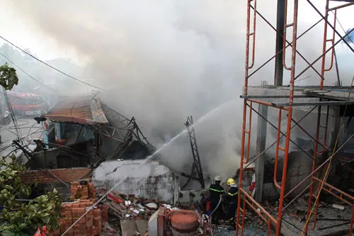 Lửa lớn thiêu rụi xưởng may, hàng trăm người dân hoảng hốt ảnh 8