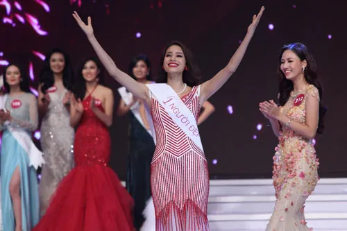 Tân Hoa hậu Phạm Thị Hương không trả lời việc phẫu thuật thẩm mỹ ảnh 3 Tân Hoa hậu Phạm Thị Hương không trả lời việc phẫu thuật thẩm mỹ ảnh 3