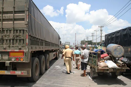 Bé trai bảy tuổi bị xe container cán nát chân ảnh 1
