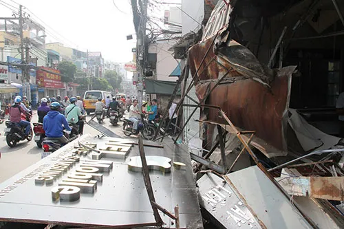 Xe chở rác húc sập ba căn nhà ảnh 2 Xe chở rác húc sập ba căn nhà ảnh 2