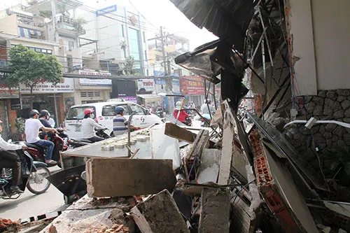 Xe chở rác húc sập ba căn nhà ảnh 3 Xe chở rác húc sập ba căn nhà ảnh 3