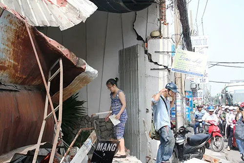 Xe chở rác húc sập ba căn nhà ảnh 5 Xe chở rác húc sập ba căn nhà ảnh 5