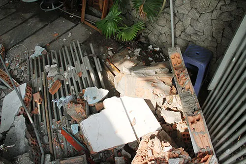 Xe chở rác húc sập ba căn nhà ảnh 6 Xe chở rác húc sập ba căn nhà ảnh 6