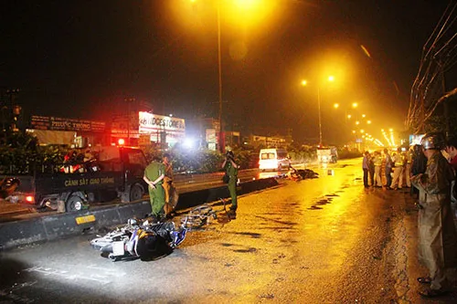 Xe ô tô cán chết hai người rồi bỏ chạy ảnh 1