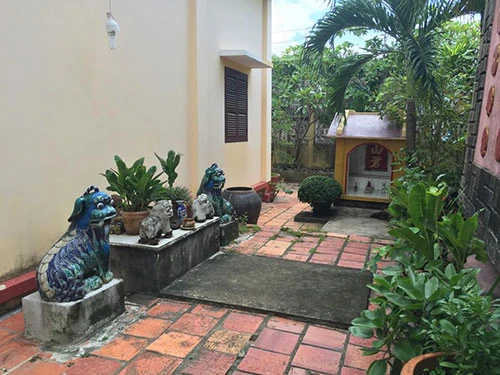 Kỳ lạ ngôi miếu thờ hai viên đạn cùng mảnh vỡ khẩu đại bác ảnh 12