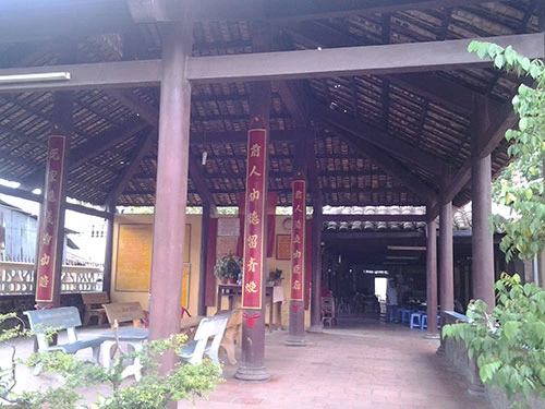 Kỳ lạ ngôi miếu thờ hai viên đạn cùng mảnh vỡ khẩu đại bác ảnh 2