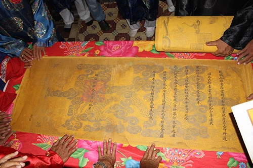 Kỳ lạ ngôi miếu thờ hai viên đạn cùng mảnh vỡ khẩu đại bác ảnh 4