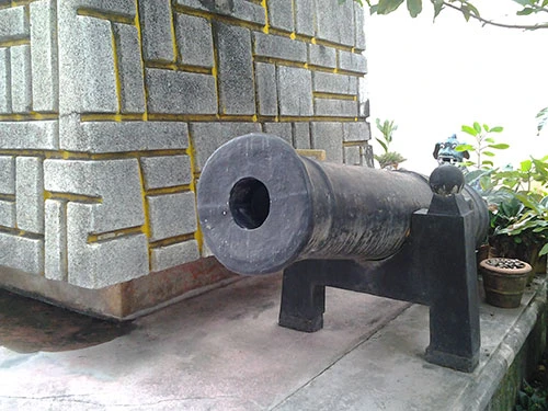 Kỳ lạ ngôi miếu thờ hai viên đạn cùng mảnh vỡ khẩu đại bác ảnh 8