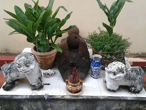 Kỳ lạ ngôi miếu thờ hai viên đạn cùng mảnh vỡ khẩu đại bác ảnh 9