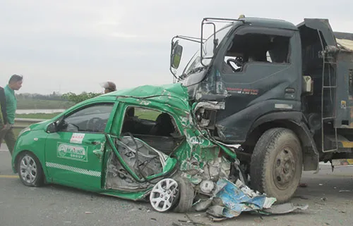 Xe tải tông nát xe taxi, bốn người bị thương ảnh 1 Xe tải tông nát xe taxi, bốn người bị thương ảnh 1