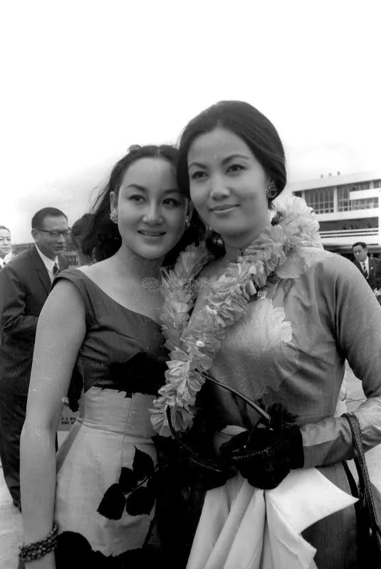 Năm 1975, Kiều Chinh cùng chồng di cư sang Mỹ, nơi bà tiếp tục sự nghiệp diễn xuất của mình trong bộ phimM*A*S*H (1977), bộ phim gần như dựa trên câu chuyện về cuộc đời bà. Kiều Chinh cũng xuất hiện trên các bộ phim truyền hình như The Children of An Lac (1980), The Letter (1982), The Girl Who Spelled Freedom (1986)... Năm 1975, khi Kiều Chinh đang thực hiện cuốn phim Full House ở Singapore thì Sài Gòn thất thủ. Kiều Chinh cùng chồng di cưHoa Kỳ, nơi cô tiếp tục sự nghiệp diễn xuất của mình trong bộ phim M*A*S*H (1977), bộ phim gần như dựa trên câu chuyện về cuộc đời cô. Kiều Chinh cũng xuất hiện trên các bộ phim truyền hình như The Children of An Lac (1980), The Letter (1982), The Girl Who Spelled Freedom (1986),...