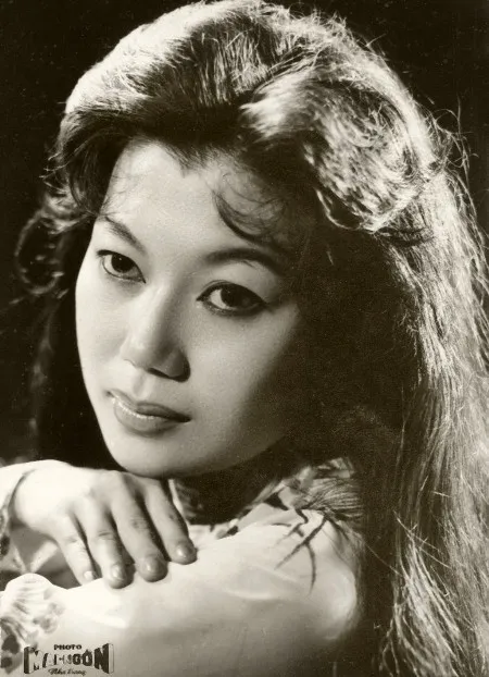 Ngay từ khi còn nhỏ bà đã theo gia đình để mưu sinh bằng nghề diễn. Xuất thân từ gia đình có truyền thống nghệ thuật lâu đời, có mẹ là cố NSND Bảy Nam nên NSND Kim Cương cũng chịu sự ảnh hưởng rất nhiều. Ngay từ khi còn nhỏ, bà đã theo gia đình để mưu sinh bằng nghề diễn.