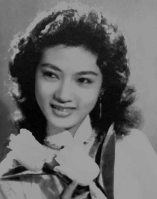 Thanh Nga: Là bạn thân với NSND Kim Cương và NSƯT Thẩm Thúy Hằng, con đường nghệ thuật của NSƯT Thanh Nga lại tỏa sáng trong lĩnh vực sân khấu cải lương. 4. Thanh Nga: Là một trong bộ ba người bạn thân cùng với NSND Kim Cương và NSƯT Thẩm Thúy Hằng, con đường nghệ thuật của NSƯT Thanh Nga lại tỏa sáng trong lĩnh vực sân khấu cải lương.