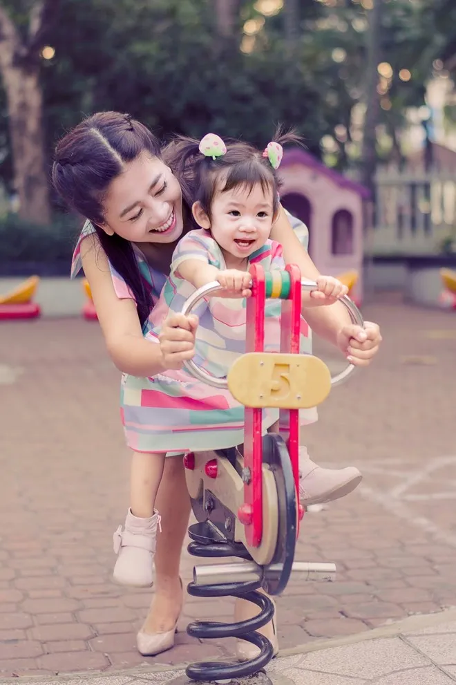 Mai Phương bên con gái Thiên Như. Đường tình thăng trầm của 4 kiều nữ 'Thiên thần áo trắng'