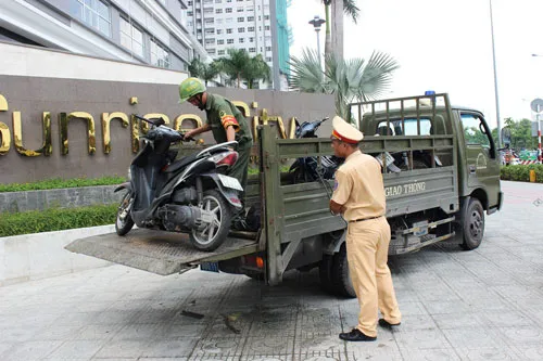 Người phụ nữ nhập viện, nghi do hai tên cướp tông xe ảnh 3 Người phụ nữ nhập viện, nghi do hai tên cướp tông xe ảnh 3