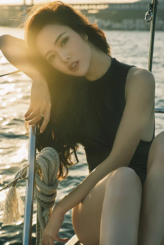 vu-ngoc-anh-nong-bong-tren-du-thuyen-o-bien-busan-8