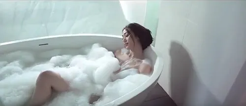 vietnamnet, cảnh tắm, vai trần, mỹ nhân việt