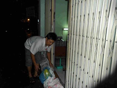 Người dân trắng đêm canh nước tràn vào nhà ảnh 2