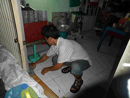 Người dân trắng đêm canh nước tràn vào nhà ảnh 3 Người dân trắng đêm canh nước tràn vào nhà ảnh 3