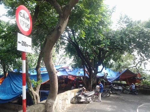 Cảnh bát nháo tại di tích quốc gia chùa núi Châu Thới ảnh 2