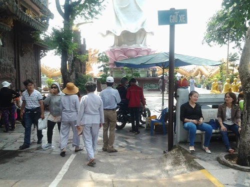 Cảnh bát nháo tại di tích quốc gia chùa núi Châu Thới ảnh 4