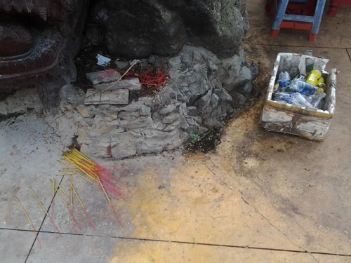 Cảnh bát nháo tại di tích quốc gia chùa núi Châu Thới ảnh 7