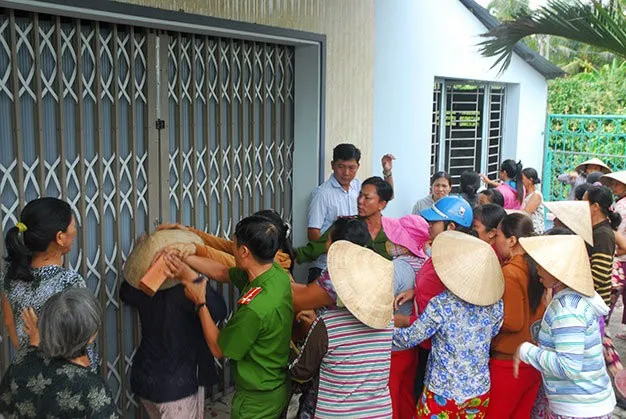 Công an ngăn cản con hụi đập phá tài sản nhà bà Tư. Công an ngăn cản con hụi đập phá tài sản nhà bà Tư. Ảnh: Hoài Thương.