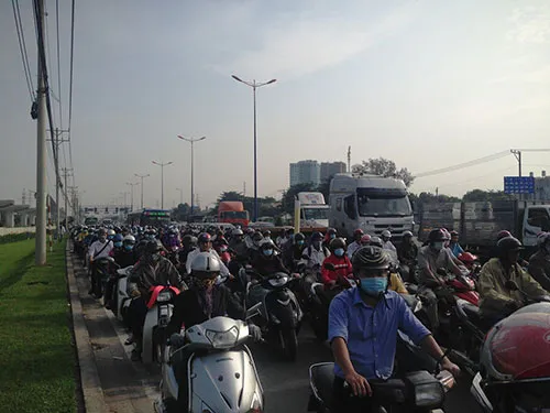 Xế hộp tông xe tải, xa lộ Hà Nội kẹt như nêm ảnh 1 Xế hộp tông xe tải, xa lộ Hà Nội kẹt như nêm ảnh 1