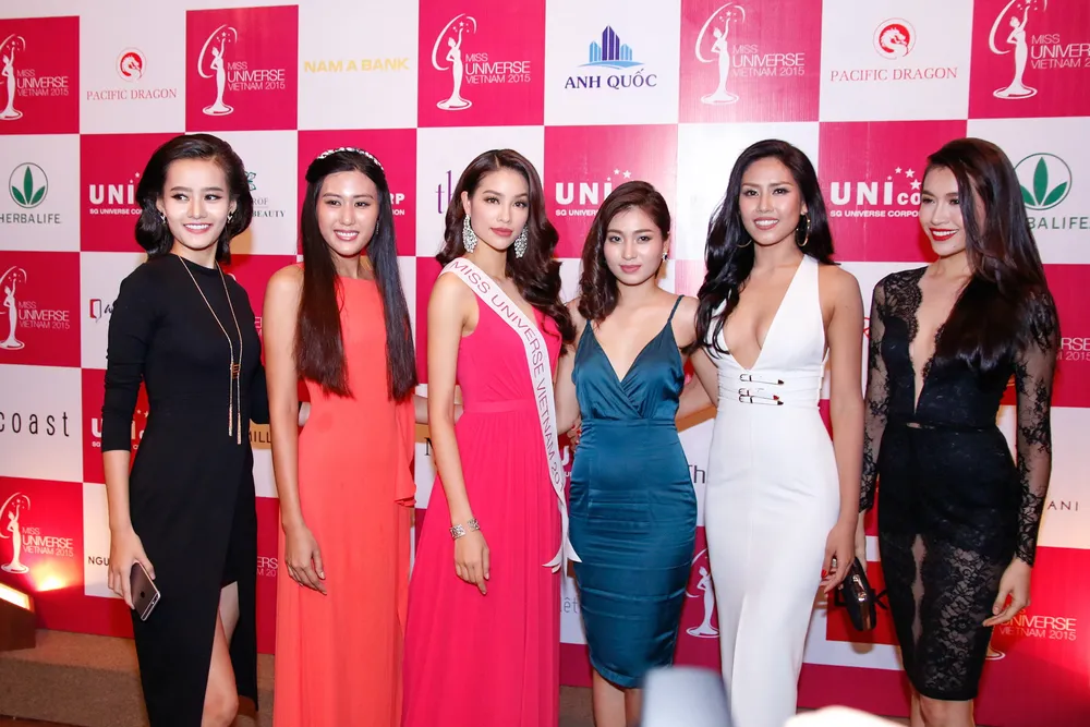 Hoa hậu Phạm Hương giới thiệu mẹ và tiệc chia tay để đi thi sắc đẹp ảnh 8