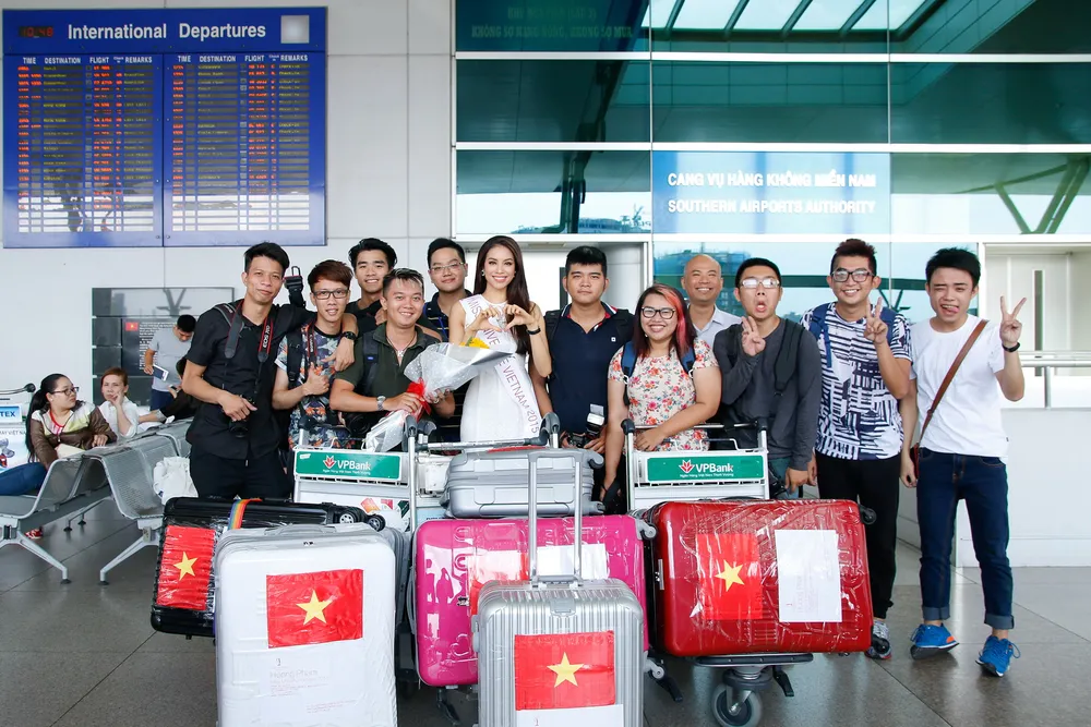 Phạm Hương 'chạm trán' các đối thủ ngay tại sân bay Mỹ ảnh 4