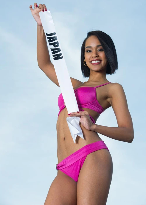 Phạm Hương đọ dáng bikini với các thí sinh Miss Universe 2015