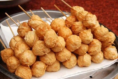 Thịt cá được băm nhuyễn, cuộn tròn thành các viên nhỏ có màu trắng, sau đó đem rán kỹ trong chảo và xiên vào que. Cá viên có thể ăn với nhiều loại sốt: sốt giấm chua cay, sốt cà vị chuối, tương ớt chua ngọt… Ảnh: pigpartsandbeer trung-vit-lon-mon-an-sang-pho-bien-o-philippines-9