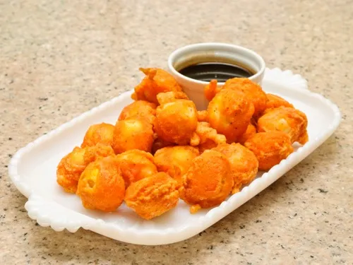 Món ăn đường phố được yêu thích tại Manila là kwek kwek, có màu vàng đặc trưng, với phần trứng cút được rán lên, ăn kèm với nước chấm giấm ớt. Ảnh: Wikihow trung-vit-lon-mon-an-sang-pho-bien-o-philippines-3