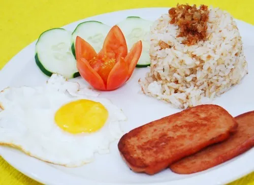 Silog là món ăn sáng phổ biến không kém balut tại Philippines. Tên gọi này là một từ ghép củasinagag (cơm rang) và itlog (trứng). Silog thường được ăn kèm với nước sốt tương ớt và sốt cà có vị chuối. Ảnh: istorya trung-vit-lon-mon-an-sang-pho-bien-o-philippines-4