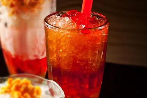 Cách tốt nhất để tránh nóng ở Manila là thưởng thước một ly sago’tgulaman mát lạnh. Thức uống này bao gồm các viên trân châu với nước đường caramen và thạch rau câu. Ảnh: munchpunch trung-vit-lon-mon-an-sang-pho-bien-o-philippines-7