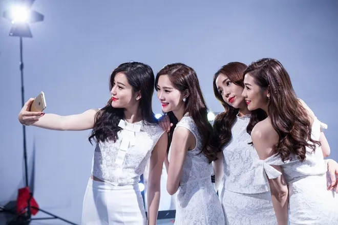 Hậu trường chụp ảnh của các hoa hậu Việt