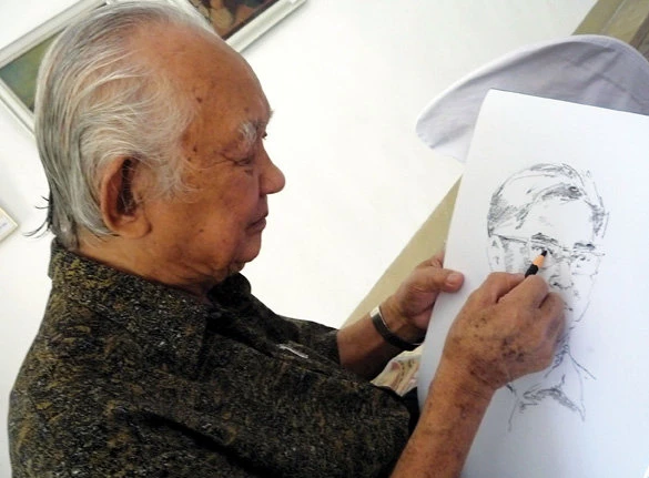  HS Huỳnh Phương Đông trong một lần ký họa chân dung đồng nghiệp. Ảnh: SGDN 