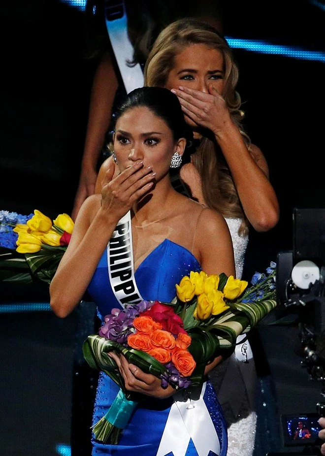 Khoảnh khắc trao nhầm vương miện ở Hoa hậu Hoàn vũ 2015