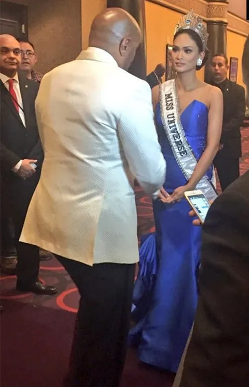 Cùng ngắm vẻ đẹp Tân hoa hậu Hoàn vũ 2015 ảnh 12 MC Steve Harvey đứng trò chuyện với tân Hoa hậu Hoàn vũ Pia Wurtzbach trong hậu trường.