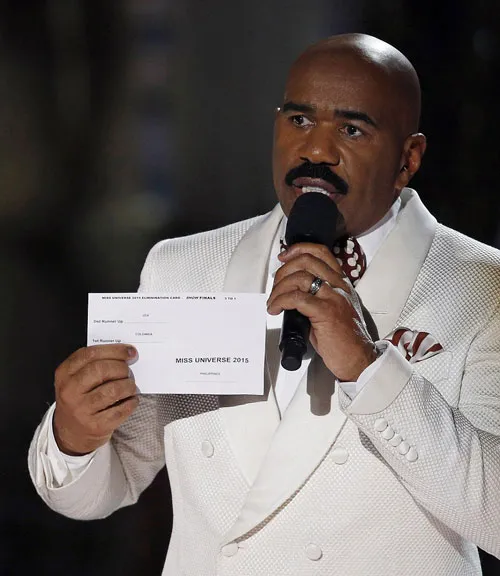 mc-miss-universe-bi-nem-da-toi-ta-vi-cong-bo-nham-hoa-hau-1